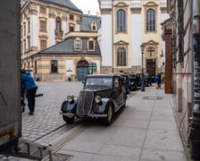 Plan zdjęciowy w okolicach Uniwersytetu Wrocławskiego. - Z uwagi na szczególne tło historyczne serialu (nazistowskie Niemcy lat 30. XX wieku), w przestrzeni miasta powstaną plany scenograficzne, uwzględniające określone znaki i symbole, charakterystyczne dla danego okresu historycznego, których nie należy w żaden sposób interpretować dosłownie – są jedynie dekoracją do filmu - informuje producent filmu